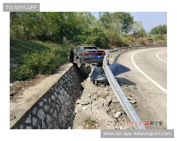 赛车侧撞护栏仍坚持完赛 赛车侧撞护栏仍坚持完赛