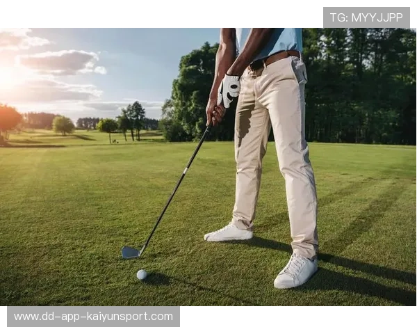 高尔夫球手加强短杆技术训练,精准度提升 高尔夫球手加强短杆技术训练,精准度提升